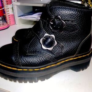 DEVON FLOWER BUCKLE LEATHER PLATFORM DR.MARTENS